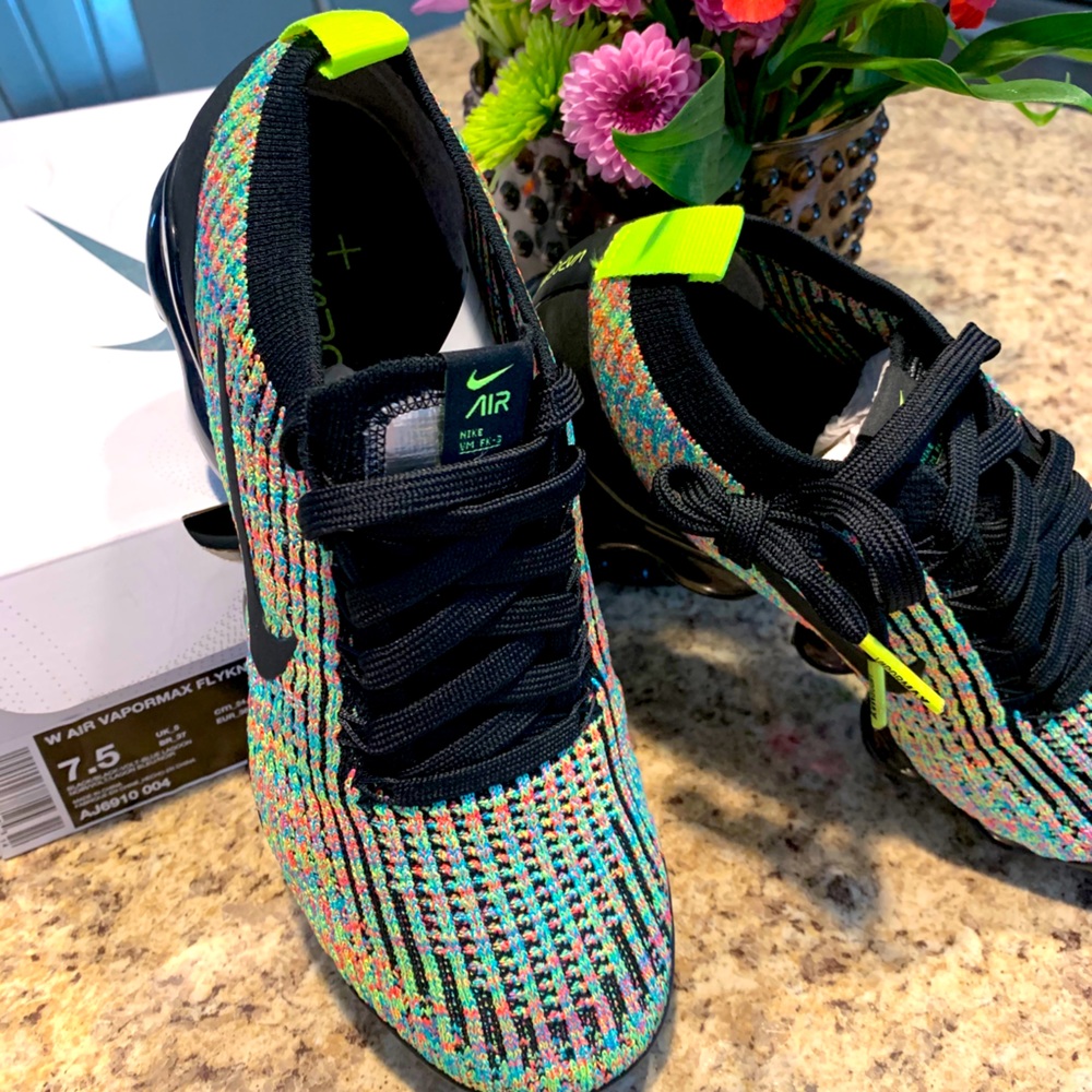 NIKE WOMENS VAPORMAX FLYKNIT SIZE 7.5 NEW WITH BOX